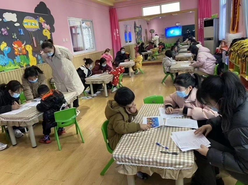 郑州工商学院学前教育专业学生深入幼儿园开展发育商测评活动