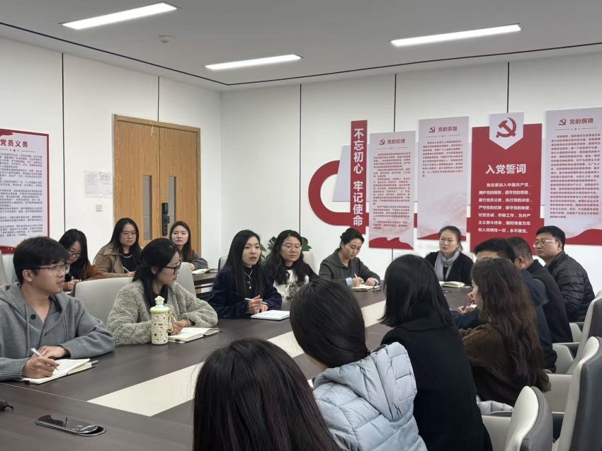 图2 文法学院教工第二党支部成员讨论发言.jpg