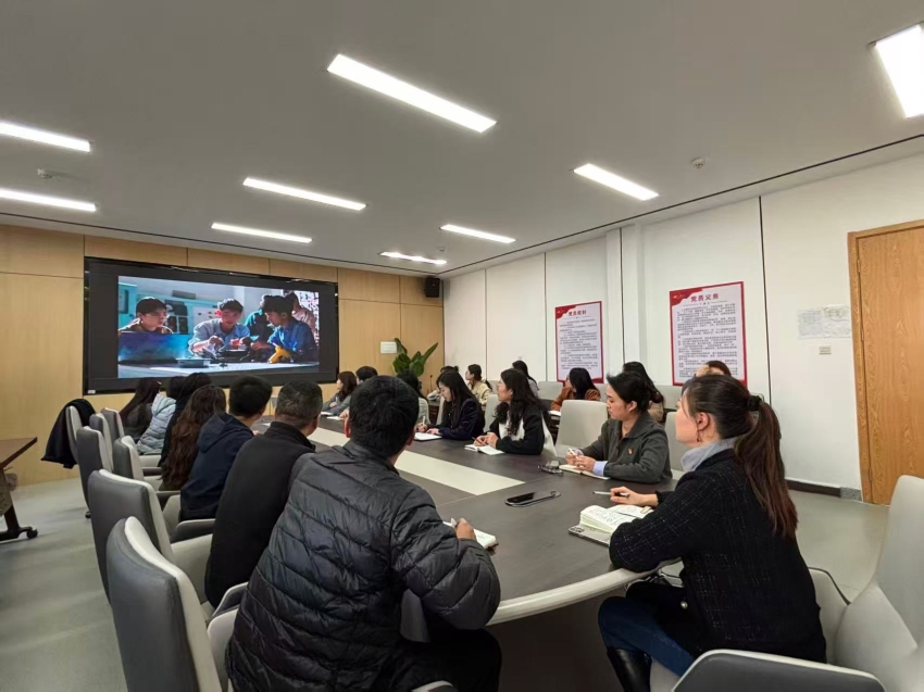 图1 文法学院教工第二党支部组织观看微党课.jpg