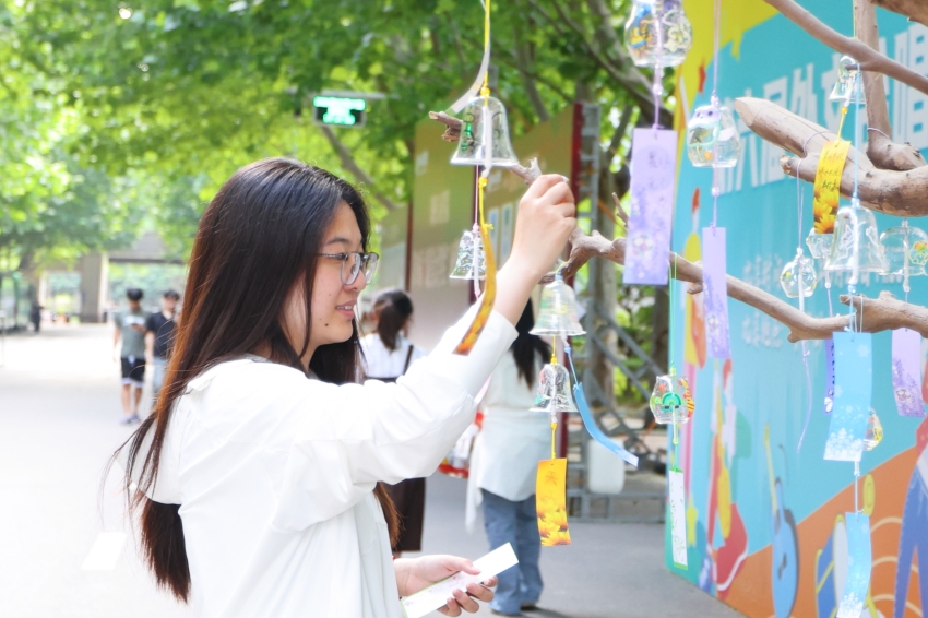 “心随铃动 悦享青春”——文法学院心理游园会风铃DIY活动
